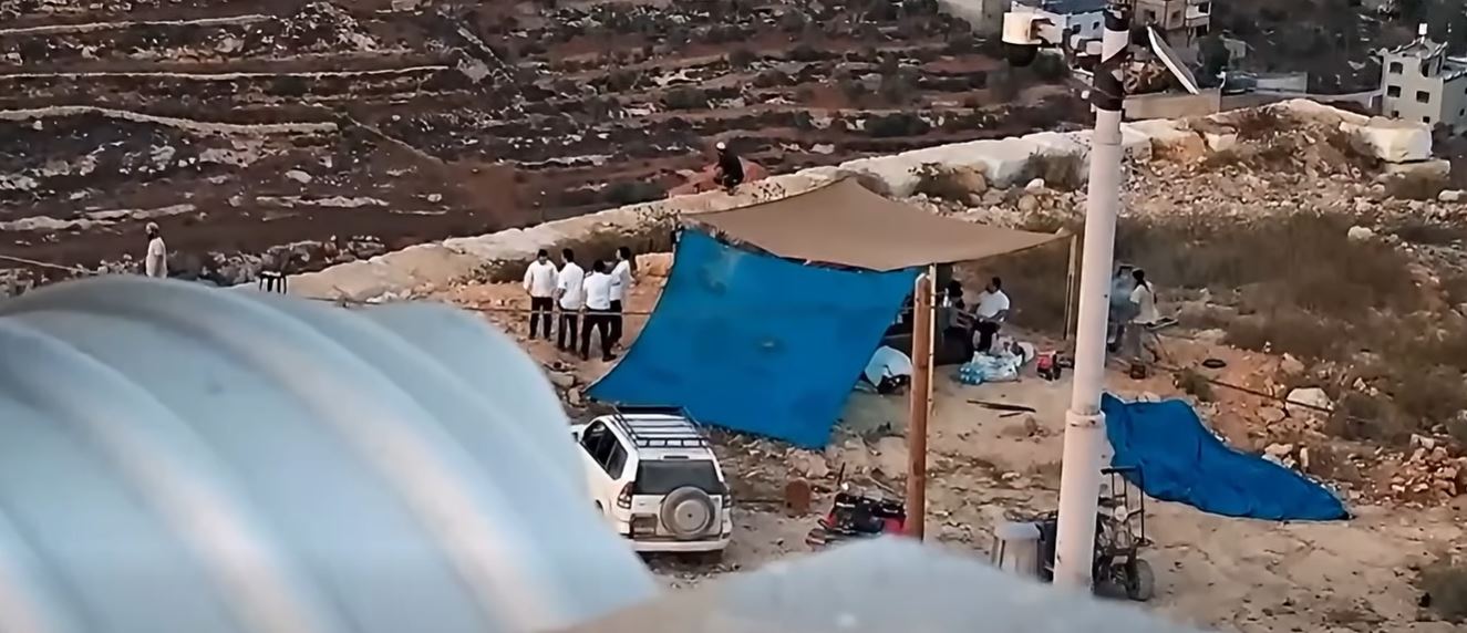الخيمة التي نصبها مستعمرون إرهابيون أمام المنزل المحاصر في قصرة جنوب نابلس